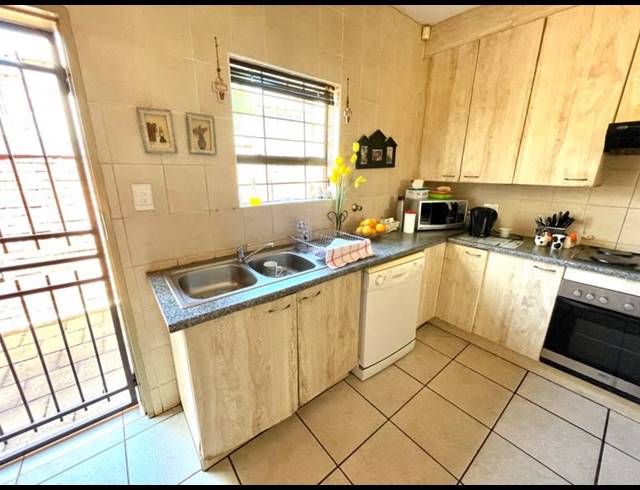 3 BEDROOM TOWNHOUSE FOR SALE IN SUGAR BUSH ESTATE